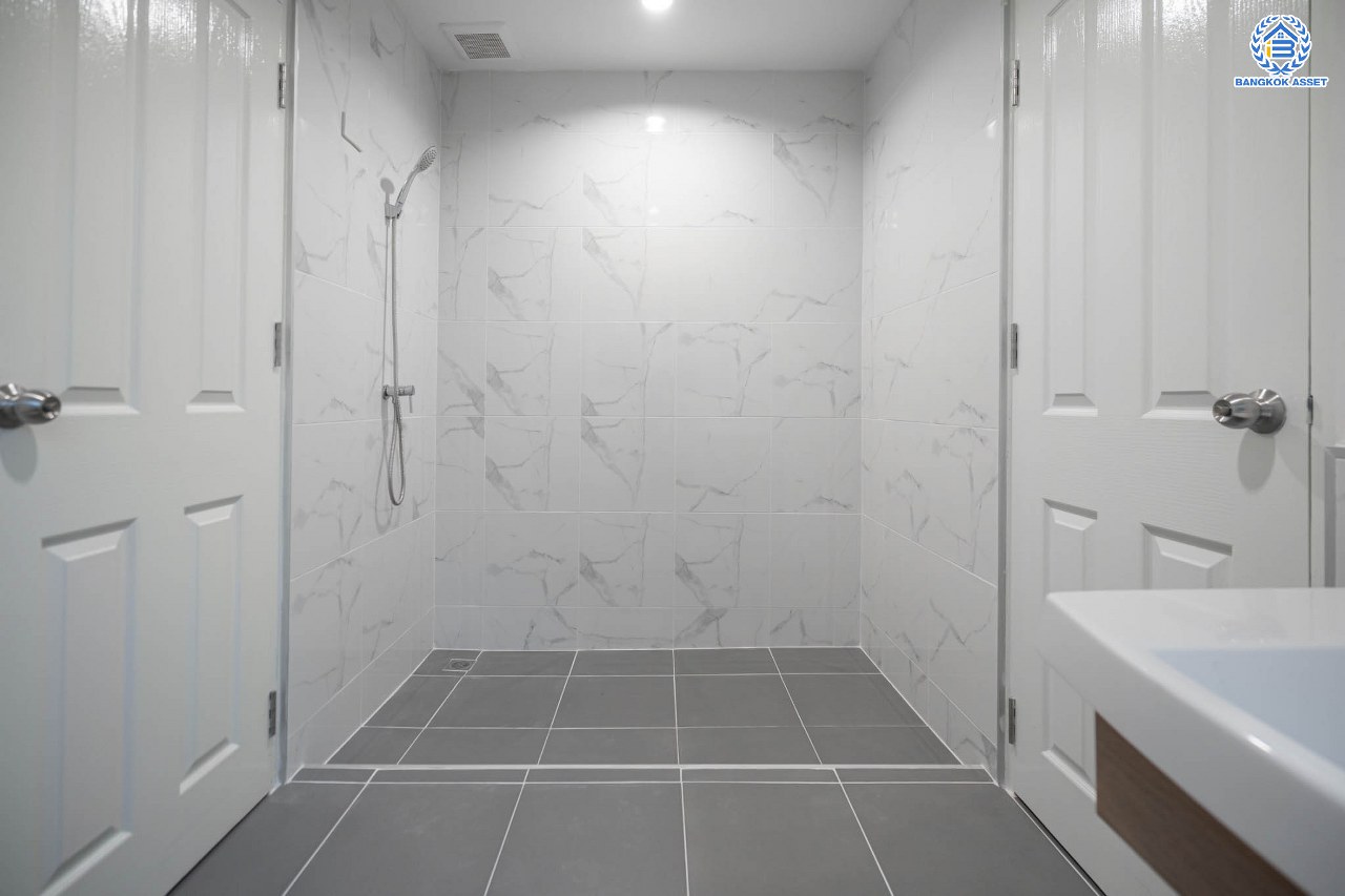 บ้านมือสองตกแต่งใหม่ โครงการ คาซ่าแกรนด์ รัตนาธิเบศร์-ราชพฤกษ์ บ้านเดี่ยวจากแบรนด์ Q.House เนื้อที่ 70 ตร.ว. ฟังก์ชัน 3 ห้องนอน 4 ห้องน้ำ 1 ห้องแม่บ้าน จอดรถได้ถึง 2 คัน พร้อม Facilities ครบครัน บนทำเลเดินทางสะดวก ติดถนนราชพฤกษ์ ใกล้เซ็นทรัลเวสต์เกต และรถไฟฟ้าสายสีม่วง "สถานีบางรักใหญ่"